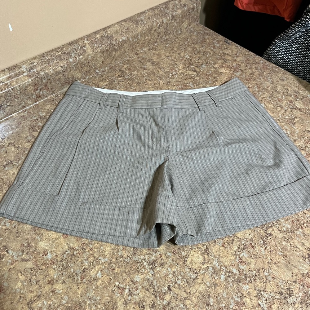 ✨Express Design Studio Shorts Size 4 Cuffed